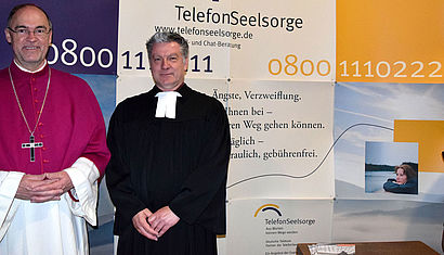 Weihbischof Rolf Lohmann (links) und Pfarrer Dirk Meyer aus Wesel am Stand der Telefonseelsorge im Xantener Dom  
