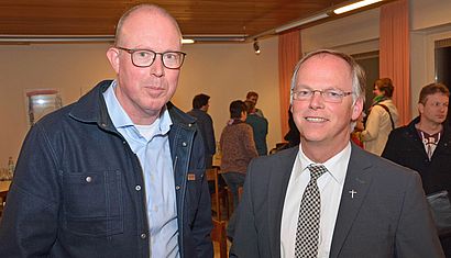 Stefan Sühling und Dr. Klaus Winterkamp (von links) stehen im Pfarrheim St. Martini in Wesel.