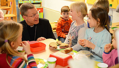 Im Frühstückscafé kam Weihbischof Zekorn mit den Kindern der Kita St. Lambertus in Walstedde ins Gespräch