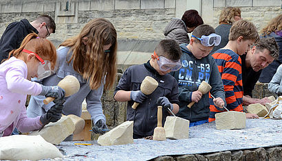 Kommunionkinder arbeiten als Steinmetze. 