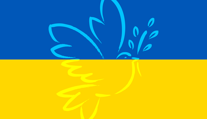 Ukrainische Flagge mit den Umrissen einer Friedenstaube darauf