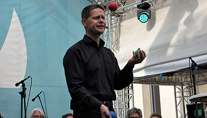 Nicht nur mit Bällen, auch mit Worten jonglierte Christian Behrens auf der Bühne in Münster.