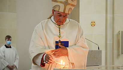 Bischof Dr. Felix Genn bei Altarweihe in Gronau