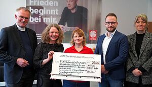 Dr. Christian Schmitt, Marion Hafenrichter, Olena Voichyk, Tobias Glose und Stefanie Tegeler präsentieren den Spendenscheck über 2.500 Euro.