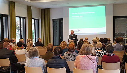 Weihbischof Dieter Geerlings sprach vor den Einrichtungsleitungen über das Projekt „KiTa – Lebensort des Glauben“. 