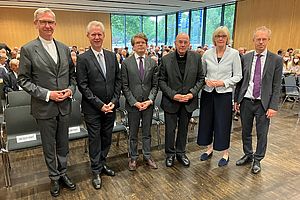 Gruppenbild mit Dr. Antonius Hamers, Antonius Kerkhoff, Prof. Dr. Christoph Möllers, Bischof Dr. Felix Genn, Maria Kröger und Prof. Dr. Gernot Sydow. Hinter ihnen befindet sich das Publikum im Saal der Akademie Franz Hitze Haus.