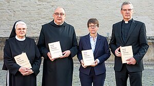 Gruppenbild der Auftraggeber der Studie: Sr. Maria Cordis Reiker (Generaloberin der Thuiner Franziskanerinnen), Bischof Dr. Dominicus Meier OSB (Bischof von Osnabrück), Dr. Beate Gilles (Generalsekretärin der Deutschen Bischofskonferenz) und Bischof Dr. Heiner Wilmer (Bischof von Münster) 
