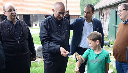 Kardinal Juan José Omella in einer Menschengruppe