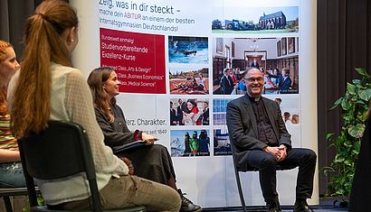 Weihbischof Rolf Lohmann stellte sich in der Aula der Gaesdonck den Fragen von Schülerinnen und Schülern, die stellvertretend für das Publikum im Livestream auf dem Podium saßen. 