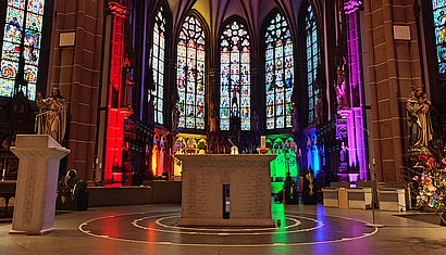 St.-Gudula-Pfarrkirche in Rhede in Regenbogenfarben beleuchtet