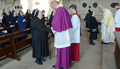 Bischof Felix Genn und Dompropst Kurt Schulte segnen Ordensschwestern.