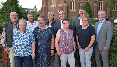 Im Garten des Priesterhauses stehen (v.l.) Edmund Raadts, Ursula Kertelge, Kreisdekanatsgeschäftsführer Hubert Lemken, Elisabeth Pasedag, Cornelia Graßhoff,Weihbischof Rolf Lohmann, Gertrud Nyssing, Propst Johannes Mecking als Kreisdechant, Maria Haaken und Karl Borkes.