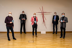 Stellten das Buch zum „Sterbesegen“ vor (von links): Martin Merkens aus dem Referat Krankenseelsorge / Menschen mit Behinderungen im Bistum Münster, Pfarrer Dr. Stefan Rau, Dr. Nicole Stockhoff, Künstler Boris Doemke und Pfarrer Dr. Leo Wittenbecher, Referent für Krankenhausseelsorgerinnen und -seelsorger in der Hauptabteilung Seelsorge-Personal.