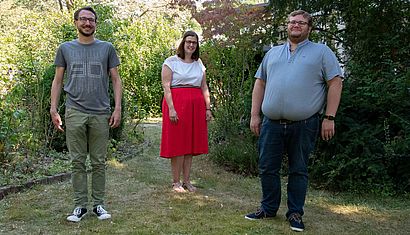 Klaus Bruns, Mariele Reppenhorst und Max Eickmann stehen in einem Garten.