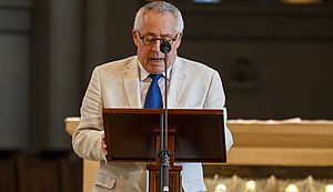 Prof. Dr. Karl Schlögel steht an einem Lesepult vor dem Altar des St.-Paulus-Doms Münster und spricht in ein Mikrofon.