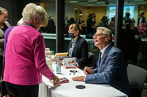 Im Anschluss an den Festakt signierte Joachim Gauck auf Wunsch seine Bücher.