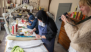 Dreharbeiten für das Pressefoto: v. r. Sabrina Gelhaus (BMO) filmt Sr. Johanna, Sr. Hannah-Yvonne und Sr. Teresia Benedicta bei der Arbeit in der Kerzenwerkstatt in der Benediktinerinnenabtei Dinklage Dreharbeiten für das Pressefoto: v. r. Sabrina Gelhaus (BMO) filmt Sr. Johanna, Sr. Hannah-Yvonne und Sr. Teresia Benedicta bei der Arbeit in der Kerzenwerkstatt in der Benediktinerinnenabtei Dinklage