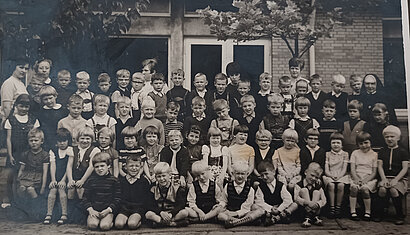 Kindergartengruppe von Bischof Wilmer