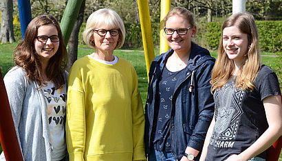 Lehrerin Maria Hüwe und ihre Schülerinnen Anna Lange, Leonie Thölking und Jule Kemming freuen sich auf die Kinderbetreuung während des Katholikentags in Münster.      