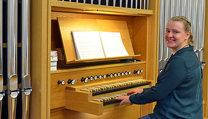 Katharina Böseler an der Orgel.