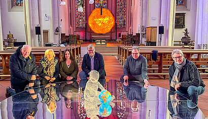 Rupert König (Mitte) und das Team von Ehrenamtlichen (hier ein Teil zu sehen) freuen sich auf die Eröffnung des „Cityadvents“ in der Überwasserkirche.