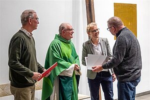 Feierlich werden die Zertifikate für die erfolgreich abgeschlossene Ausbildung übergeben.