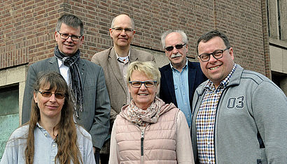 Auf der Treppe vor der Christus-König-Kirche steht das Pfarrei-Team in zwei Reihen. Dazu gehören (hinten, von links) Propst Johannes Mecking, Michael Beermann, Mick Michels sowie (vorne, von links) Petra Hähn, Ellen Rütter und Michael Heyrichs. 