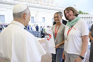 Schulleiterin Susanne Temminghoff und Schülersprecherin Melina Lambers trafen Papst Leo XIV bei einer Audienz auf dem Petersplatz. 