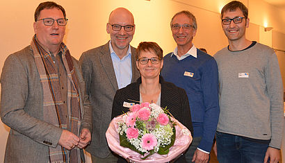 Caritas-Vorstand Bernward Stelljes (links), Fachbereichsleiter Helmut Henrich (2.von rechts) und André Plagge (rechts), Leiter Drogen- und Suchtberatung, bedankten sich bei Projektleiterin Heike Budke und Referent Dr. Ralf Demmel