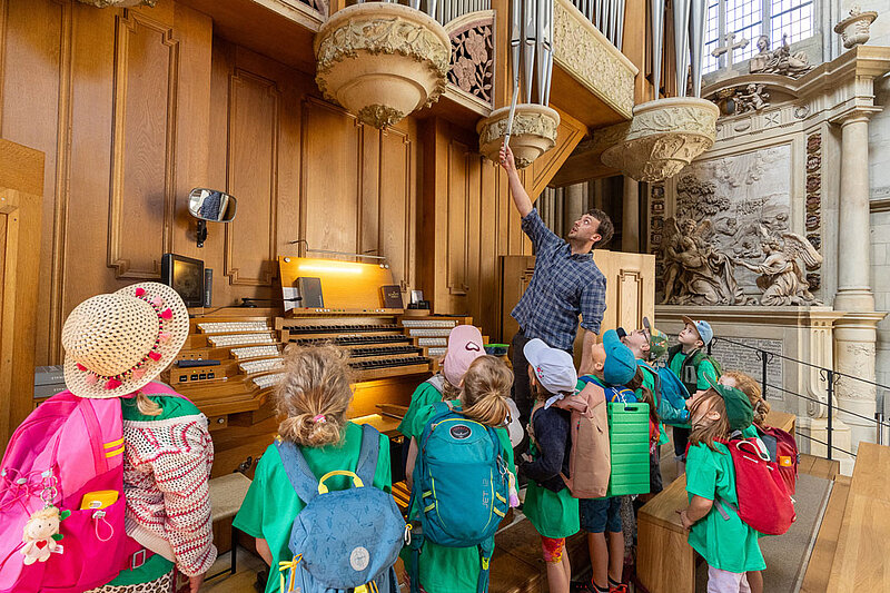 Ehrfürchtig standen die Mädchen und Jungen vor der großen Domorgel im St.-Paulus-Dom.