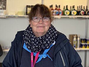Hildegard Bochert aus Rheine hilft ehrenamtlich im Katholikentagsshop am Würzburger Bahnhof. 