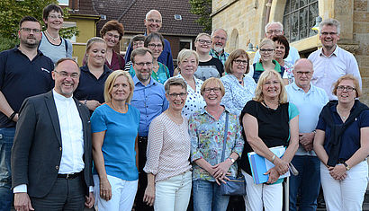 Die Mitglieder der Versammlung haben sich zum Gruppenbild aufgestellt.