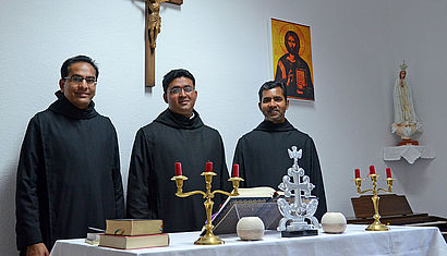 Die drei Mönche aus dem Benediktiner-Haus St. Thomas in Telgte in ihrer Hauskapelle. 