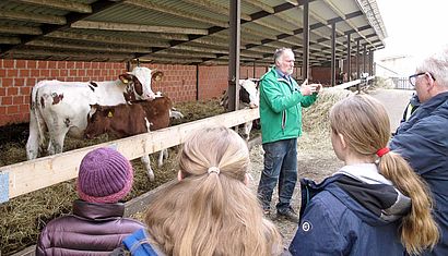 Auf dem Hof von Josef Lütke-Jüdefeld erhielten die Besucher aus erster Hand Informationen über das nachhaltige Wirtschaften. 