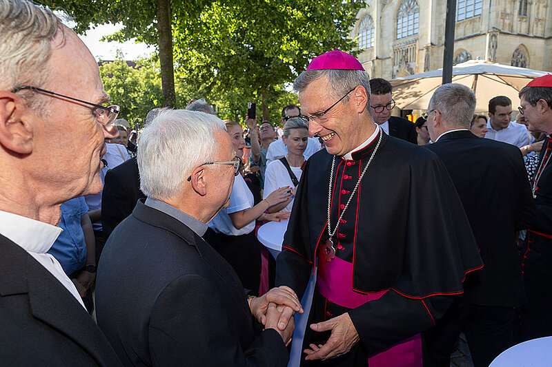 Nach dem Gottesdienst gab es ein Fest der Begegnung und des Austausches mit Bischof Heiner und den Besuchern der Amsteinführung.