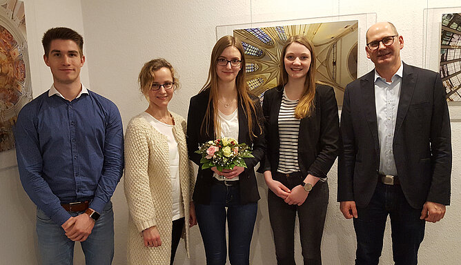 Gruppenbild mit der erfolgreichen Auszubildenden