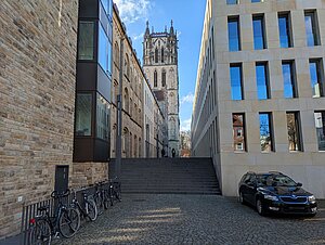 Eine Treppe führt zu einer Gasse zwischen zwei Gebäuden. Eine Treppe führt zu einer Gasse zwischen zwei Gebäuden.