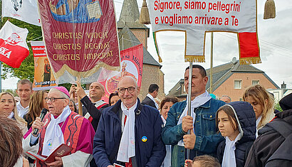 Franz-Thomas Sonka bei einer Wallfahrt inmitten Menschen anderer Muttersprache. 
