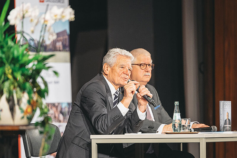 Joachim Gauck gemeinsam mit Oberstleutnant a. D. Michael Urban bei der Diskussion nach dem Vortrag.