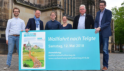 Die Verantwortlichen werben mit einem Banner für die Wallfahrt nach Telgte.