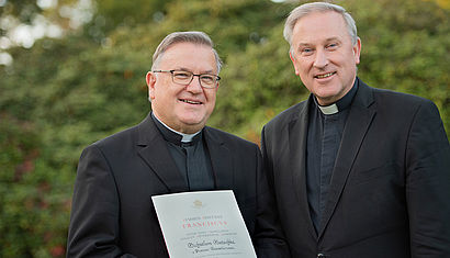 Stellvertretend überreichte nun Offizial und Weihbischof Wilfried Theising Msgr. Propst Matschke die Urkunde des Heiligen Vaters im  Rahmen einer kleinen Feierstunde