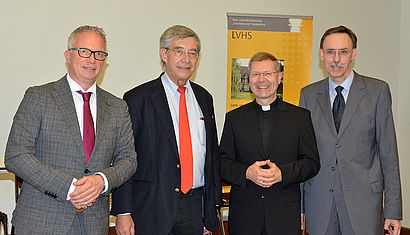 Landvolkshochschul-Direktor Michael Gennert begrüßte zum 4. Freckenhorster Forum Weihbischof Dr. Stefan Zekorn, Klaus Prömpers und Frank Tischner (von rechts). 