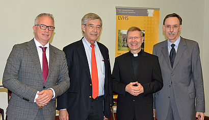 Landvolkshochschul-Direktor Michael Gennert begrüßte zum 4. Freckenhorster Forum Weihbischof Dr. Stefan Zekorn, Klaus Prömpers und Frank Tischner (von rechts). 