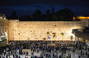 Die Klagemauer in Jerusalem bei Nacht.