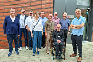 Die beiden Teams der Klinikseelsorge am UKM und UKB stehen vor dem Gebäude der Seelsorge am UKM. Die beiden Teams der Klinikseelsorge am UKM und UKB stehen vor dem Gebäude der Seelsorge am UKM.