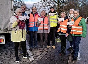 Ehrenamtliche der KAB verschenken am zweiten Adventssonntag auf Autobahn-Rastplätzen Nikolaustüten und Dankes-Karten an LKW-Fahrer und -Fahrerinnen.