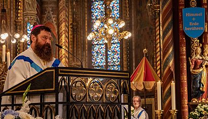 Erzbischof Tencer steht am Ambo der Marienbasilika.