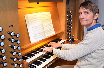 Jutta Bitsch sitzt an der Orgel Jutta Bitsch sitzt an der Orgel