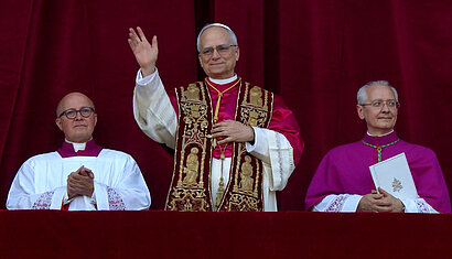 Der neue Papst Leo XIV. winkt auf der Loggia des Petersdoms den Gläubigen zu.