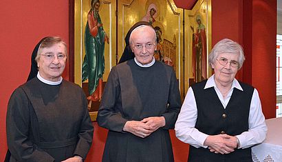 Die Schwestern Williborde, Bertgunda und Reintrud (von links) stehen nebeneinander in der Kapelle des Seniorenheims.